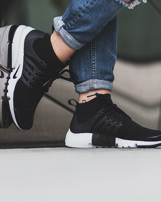 Air presto ultra flyknit black white best sale